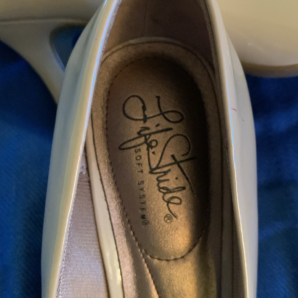 Life Stride Cream Heels Classic Patent - Picture 4 of 5